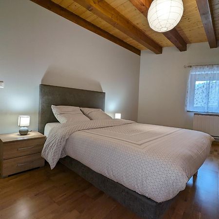 Petite maison de village située entre lacs, cascades et montagnes Virieu-le-Grand Extérieur photo