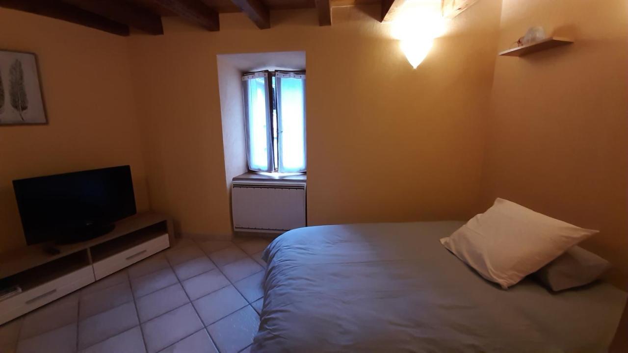 Petite maison de village située entre lacs, cascades et montagnes Virieu-le-Grand Extérieur photo