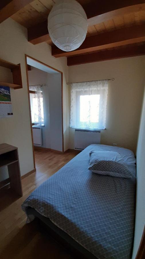 Petite maison de village située entre lacs, cascades et montagnes Virieu-le-Grand Extérieur photo