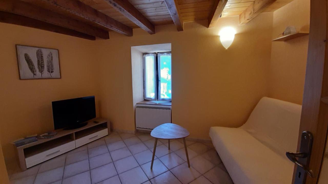Petite maison de village située entre lacs, cascades et montagnes Virieu-le-Grand Extérieur photo