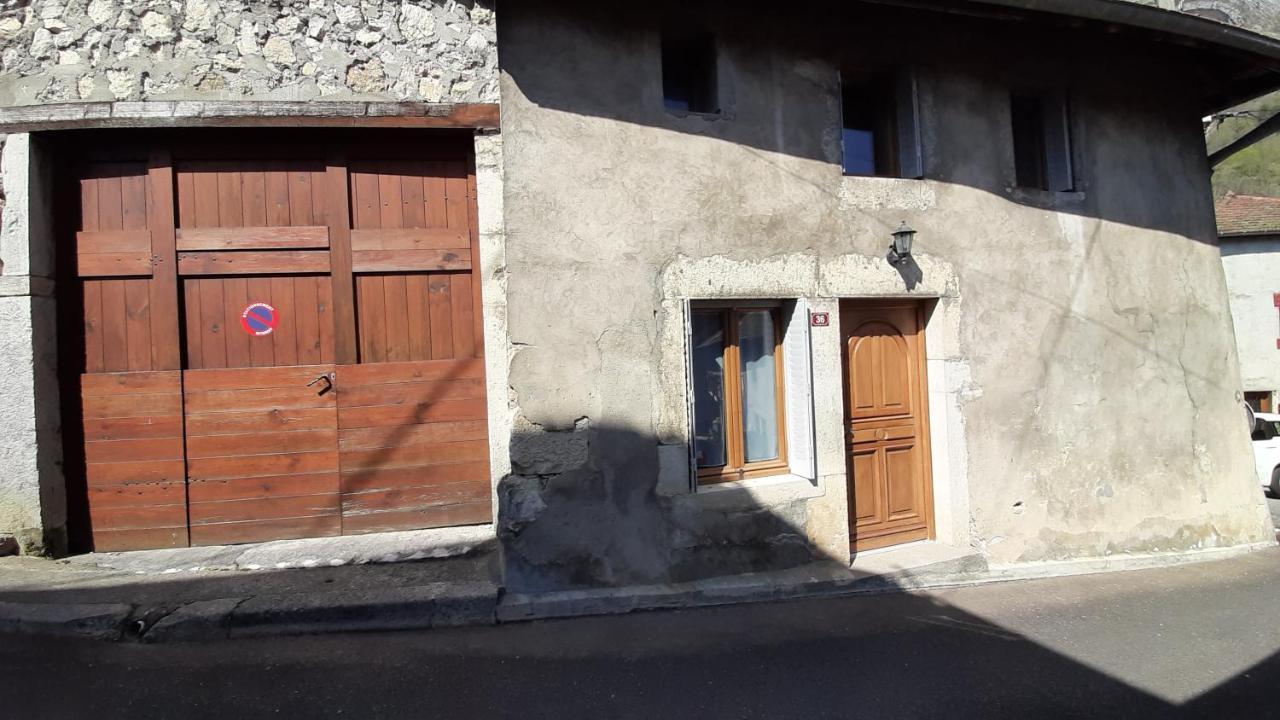 Petite maison de village située entre lacs, cascades et montagnes Virieu-le-Grand Extérieur photo