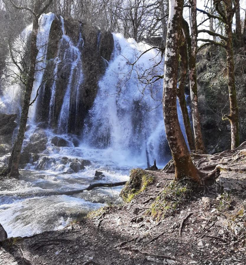 Petite maison de village située entre lacs, cascades et montagnes Virieu-le-Grand Extérieur photo