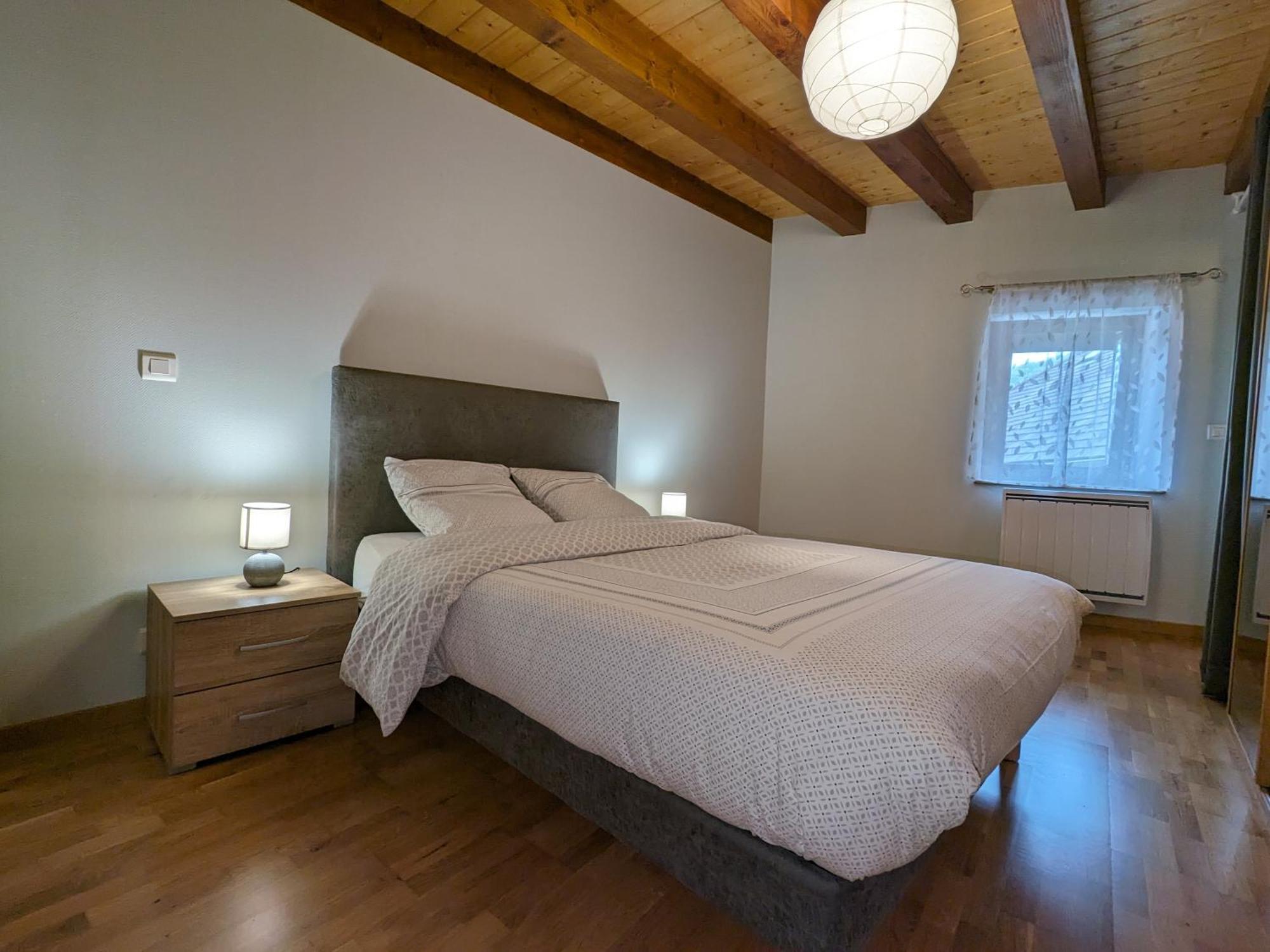 Petite maison de village située entre lacs, cascades et montagnes Virieu-le-Grand Extérieur photo