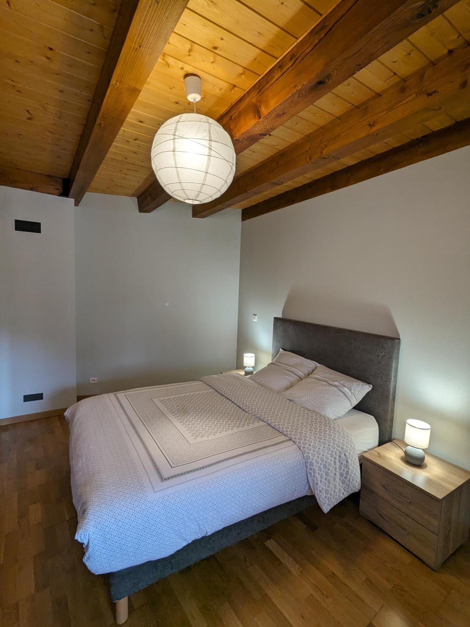 Petite maison de village située entre lacs, cascades et montagnes Virieu-le-Grand Extérieur photo