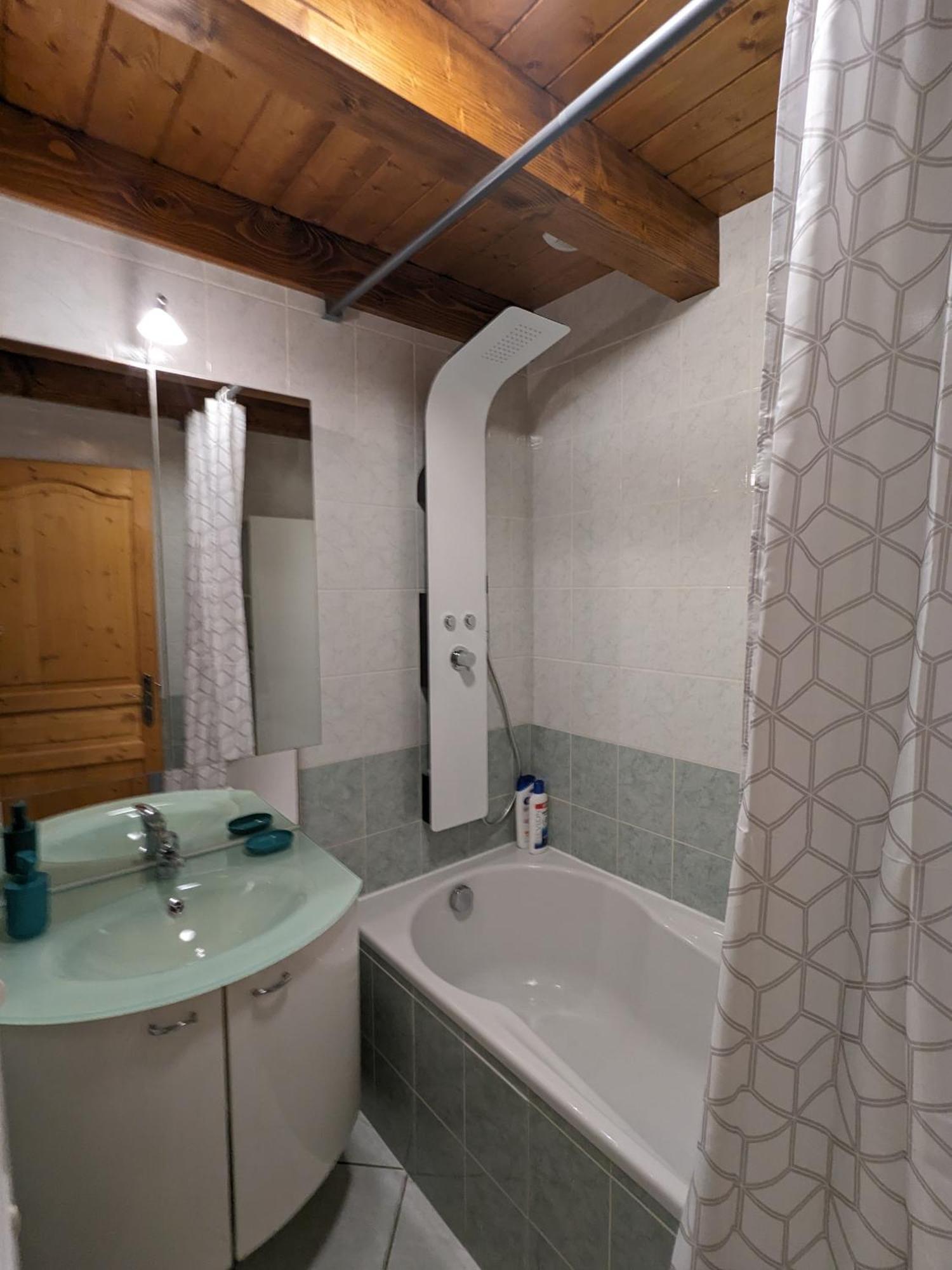 Petite maison de village située entre lacs, cascades et montagnes Virieu-le-Grand Extérieur photo